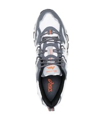 Chaussures de sport grises Asics