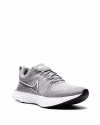 Chaussures de sport grises Nike