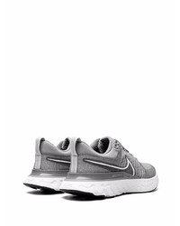 Chaussures de sport grises Nike