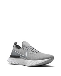 Chaussures de sport grises Nike