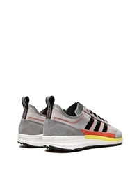 Chaussures de sport grises adidas