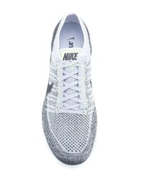 Chaussures de sport grises Nike