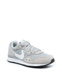 Chaussures de sport grises Nike