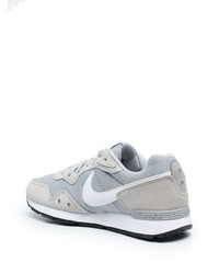 Chaussures de sport grises Nike