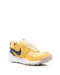 Chaussures de sport jaunes Nike