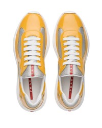 Chaussures de sport moutarde Prada