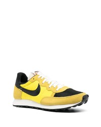 Chaussures de sport moutarde Nike