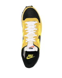 Chaussures de sport moutarde Nike