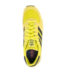 Chaussures de sport moutarde adidas