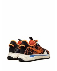 Chaussures de sport noir et orange Nike