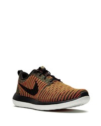 Chaussures de sport noir et orange Nike