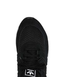 Chaussures de sport noires et blanches adidas