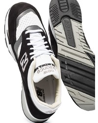 Chaussures de sport noires et blanches New Balance