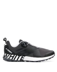 Chaussures de sport noires et blanches Adidas By White Mountaineering