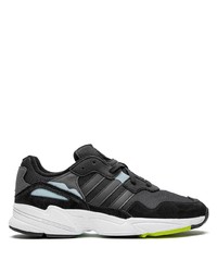 Chaussures de sport noires et blanches adidas