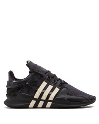 Chaussures de sport noires et blanches adidas