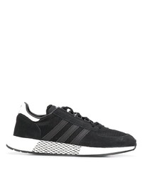 Chaussures de sport noires et blanches adidas