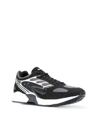 Chaussures de sport noires et blanches Nike