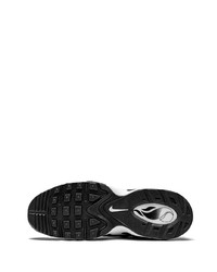 Chaussures de sport noires et blanches Nike