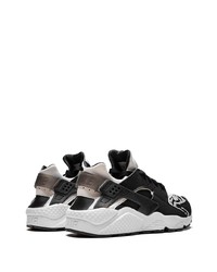 Chaussures de sport noires et blanches Nike