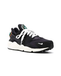 Chaussures de sport noires et blanches Nike