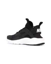 Chaussures de sport noires et blanches Nike