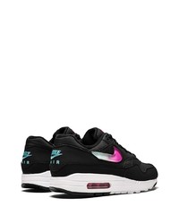 Chaussures de sport noires et blanches Nike