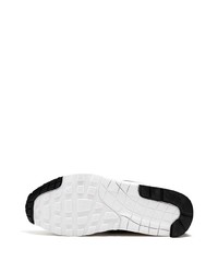 Chaussures de sport noires et blanches Nike