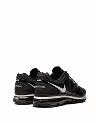 Chaussures de sport noires et blanches Nike