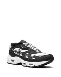 Chaussures de sport noires et blanches Nike