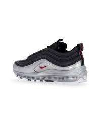 Chaussures de sport noires et blanches Nike