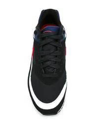 Chaussures de sport noires et blanches Nike