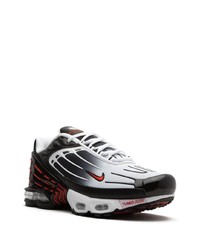 Chaussures de sport noires et blanches Nike