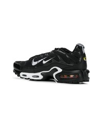 Chaussures de sport noires et blanches Nike