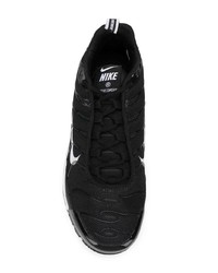 Chaussures de sport noires et blanches Nike