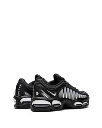 Chaussures de sport noires et blanches Nike