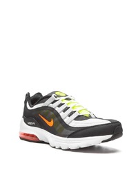 Chaussures de sport noires et blanches Nike