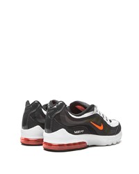 Chaussures de sport noires et blanches Nike