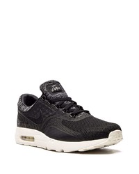 Chaussures de sport noires et blanches Nike