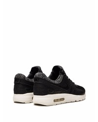 Chaussures de sport noires et blanches Nike