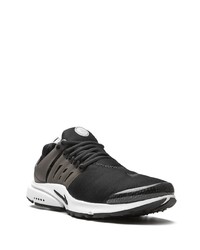 Chaussures de sport noires et blanches Nike