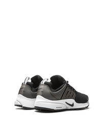 Chaussures de sport noires et blanches Nike