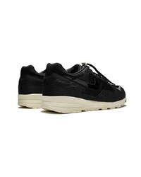 Chaussures de sport noires et blanches Nike