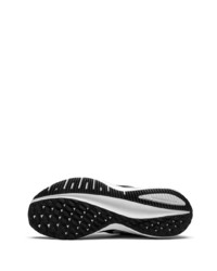 Chaussures de sport noires et blanches Nike