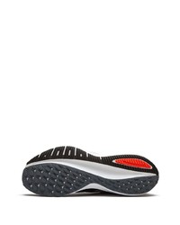 Chaussures de sport noires et blanches Nike