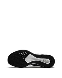 Chaussures de sport noires et blanches Nike