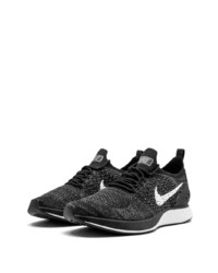 Chaussures de sport noires et blanches Nike