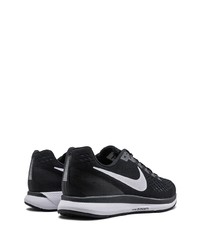 Chaussures de sport noires et blanches Nike