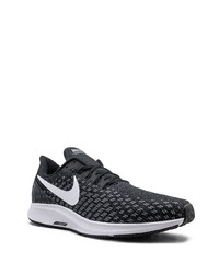 Chaussures de sport noires et blanches Nike