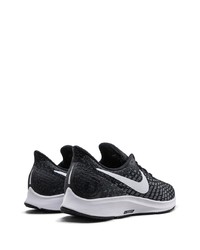 Chaussures de sport noires et blanches Nike